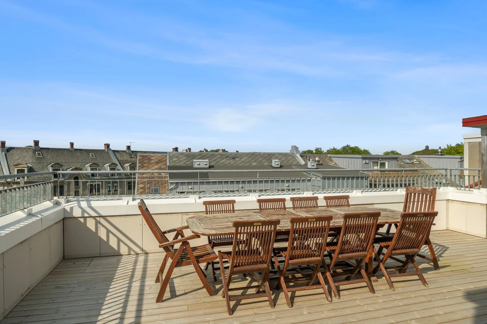 Felles solrik takterrasse. Galleribilde