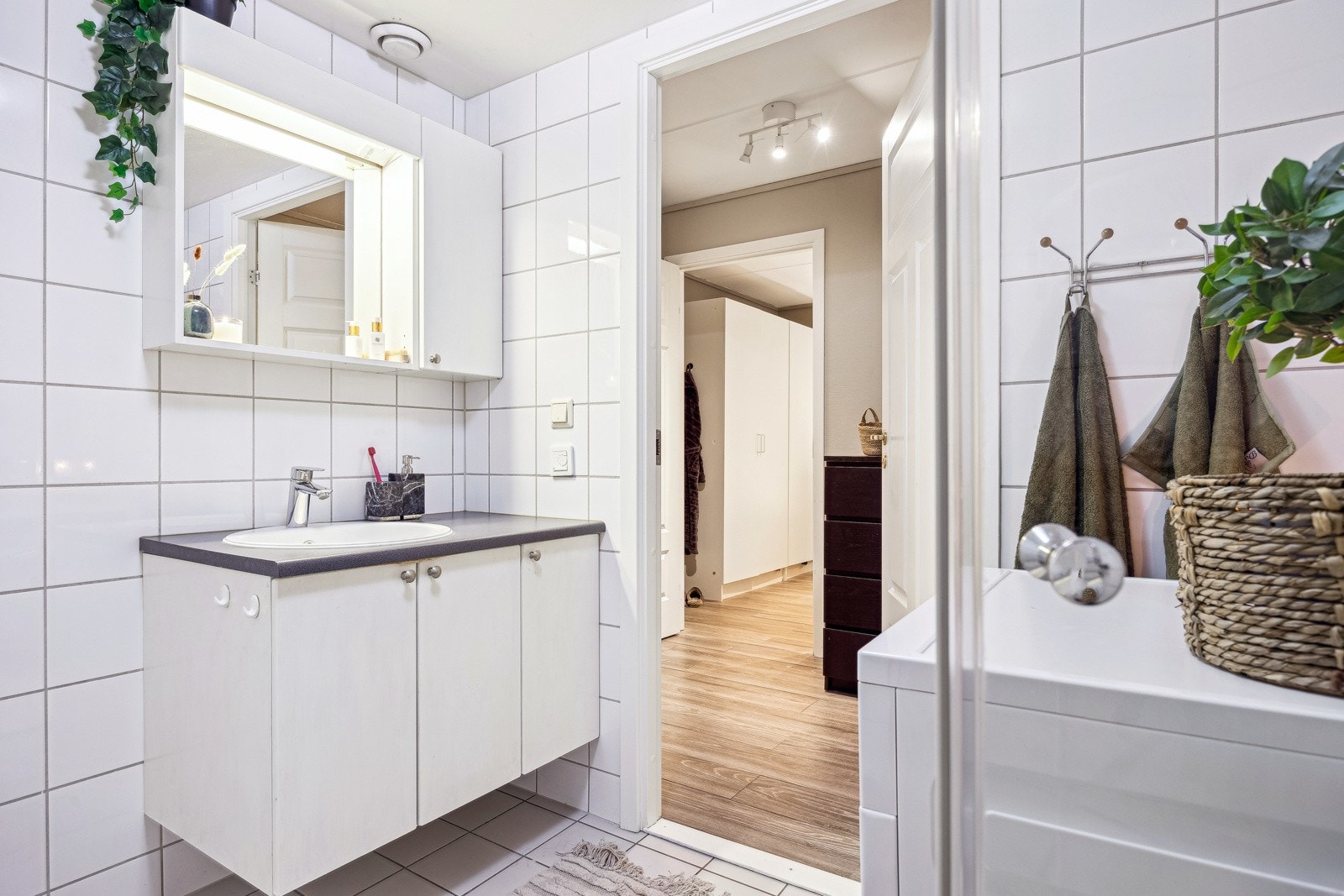 Badet er utstyrt med dushjørne med dører og servantinnredning med speil. Galleribilde