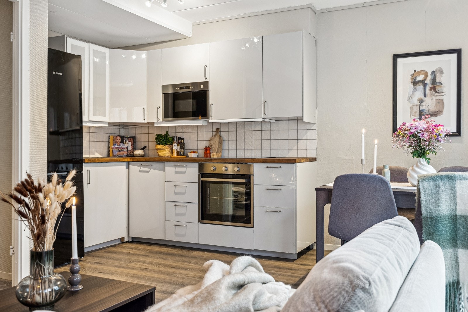 IKEA kjøkkeninnredning med integrert stekeovn, platetopp og oppvaskmaskin. Galleribilde