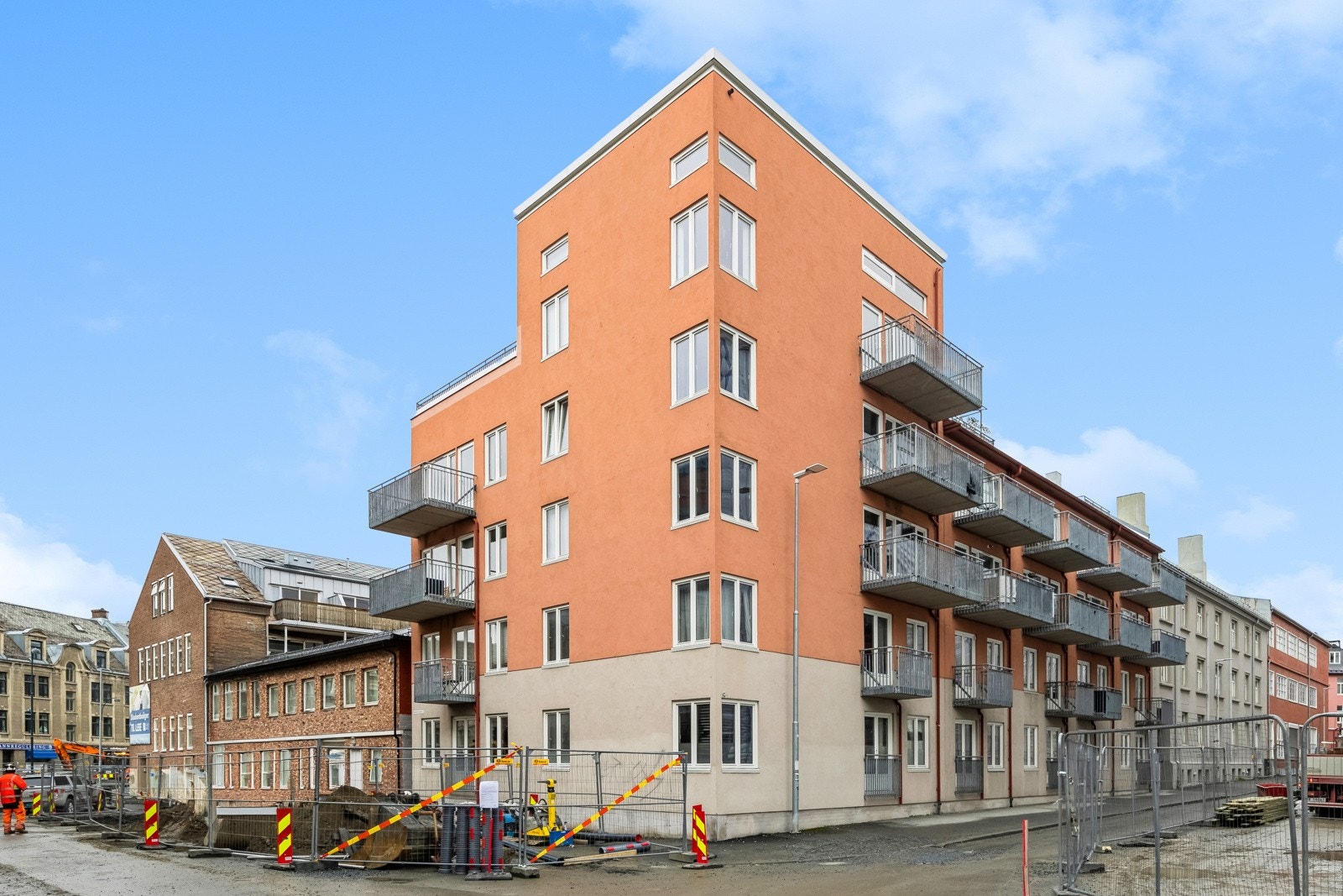 Leiligheten ligger i en høy første etasje, like ved Innherredsveien, hvor det pågår en større miljøgateutbygging med planlagt ferdigstillelse i 2026. Galleribilde