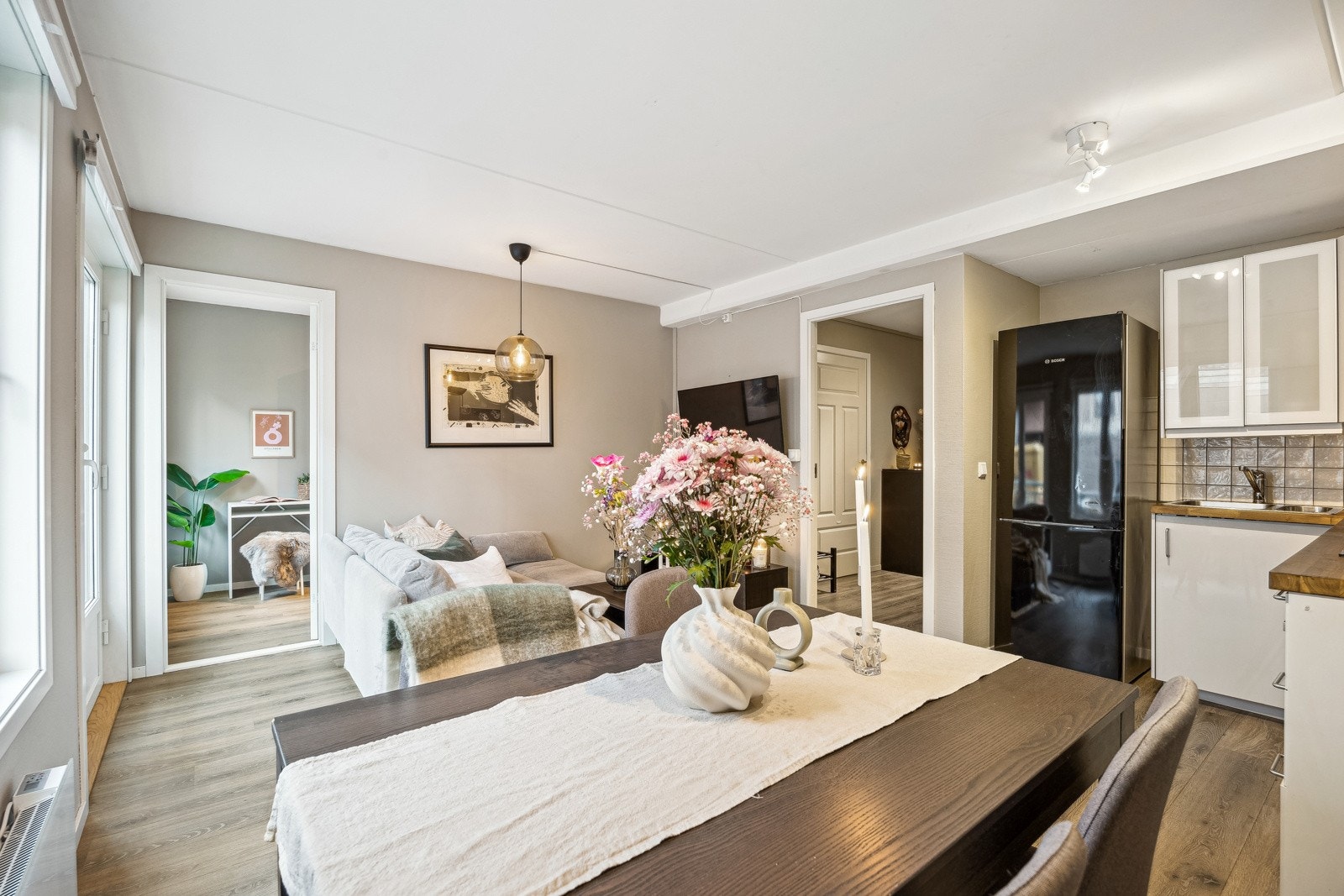 Den åpne stue- og kjøkkenløsningen gjør matlagingen sosial og enkel. Galleribilde