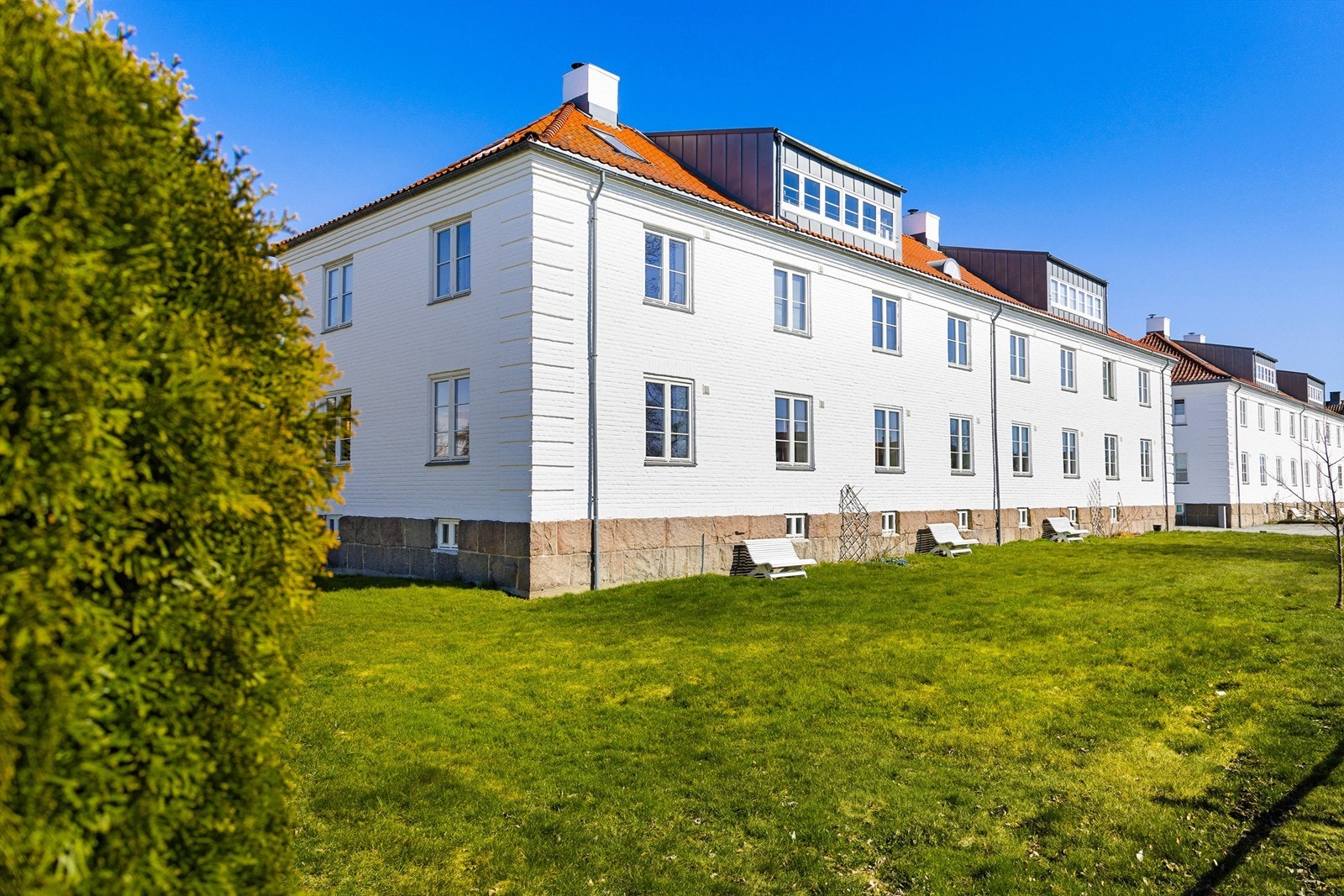 Ute i sameiets store felles hage er det satt ut benker hvor du kan få med deg solens gang gjennom hele dagen. Galleribilde