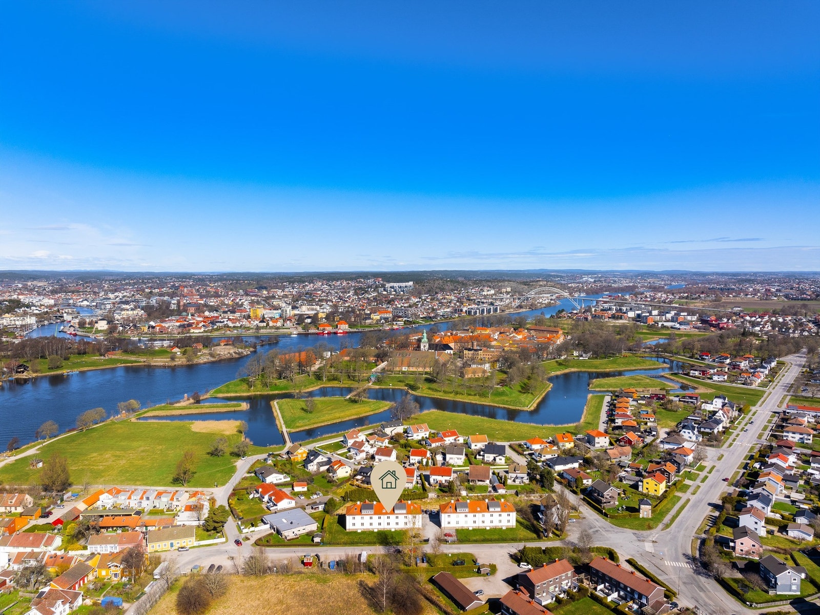 Fra Heibergs gate er det kort gangavstand til gratis ferge mellom Vaterland og Kråkerøy, samt fra Gamlebyen til blant annet by-siden. Galleribilde