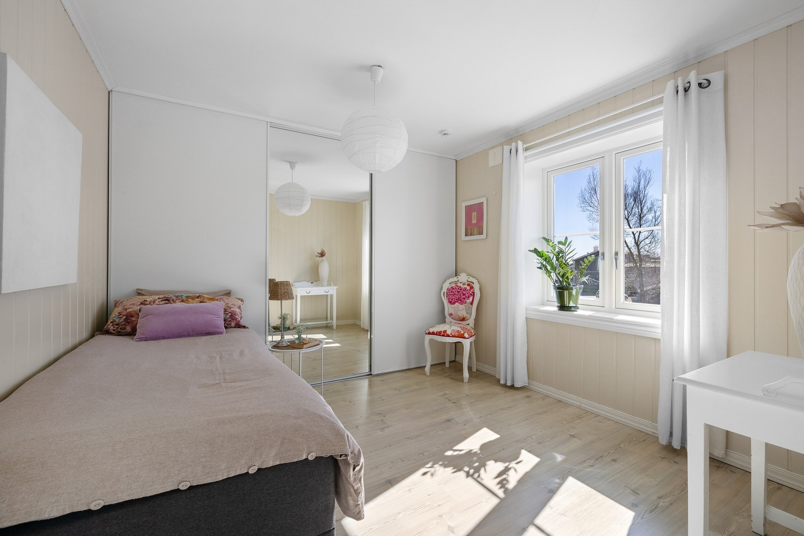 Hovedsoverommets er på romslige 12 kvm. og utstyrt med en over 3 meter bred og praktisk skyvedørsgarderobe. Galleribilde