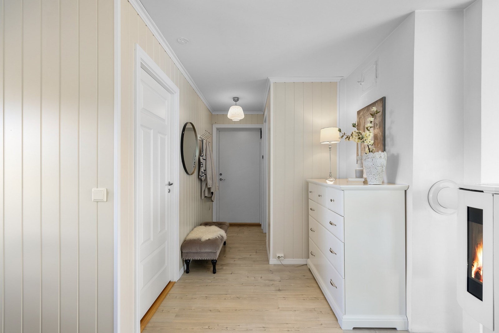 Badet er tilbaketrukket fra den sosiale sonen og tilgjengelig fra ytre del av entreen. Galleribilde