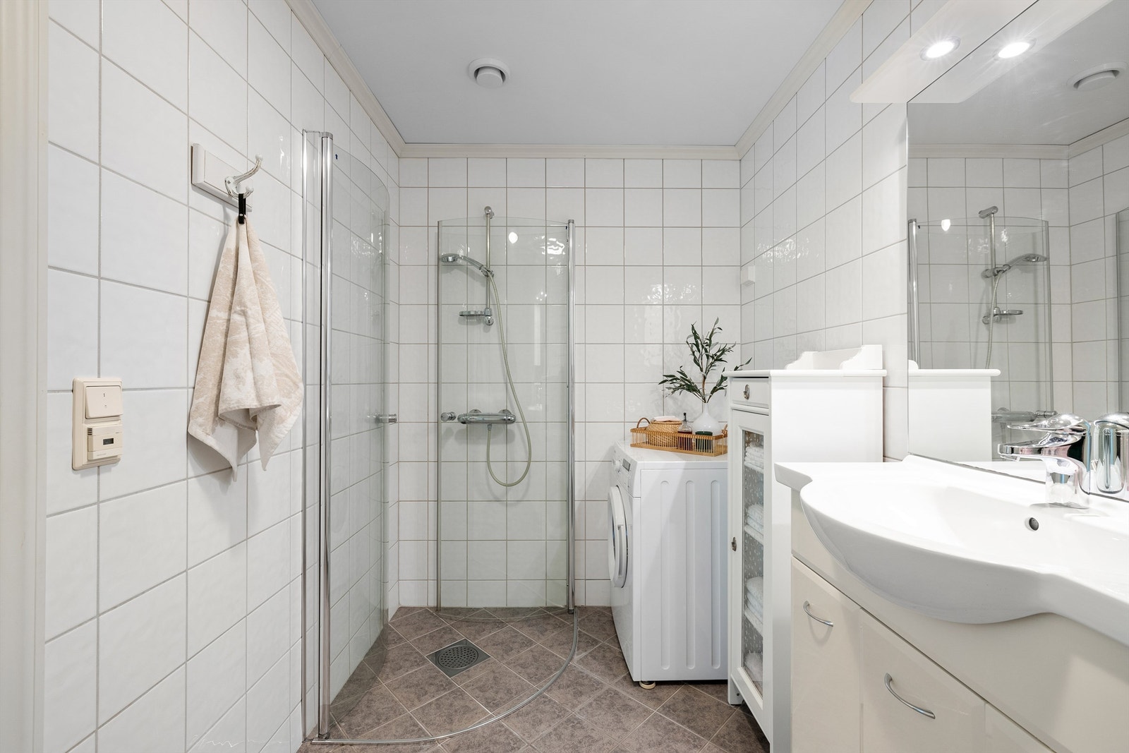 Vaskemaskinen som står på badet medfølger. Galleribilde