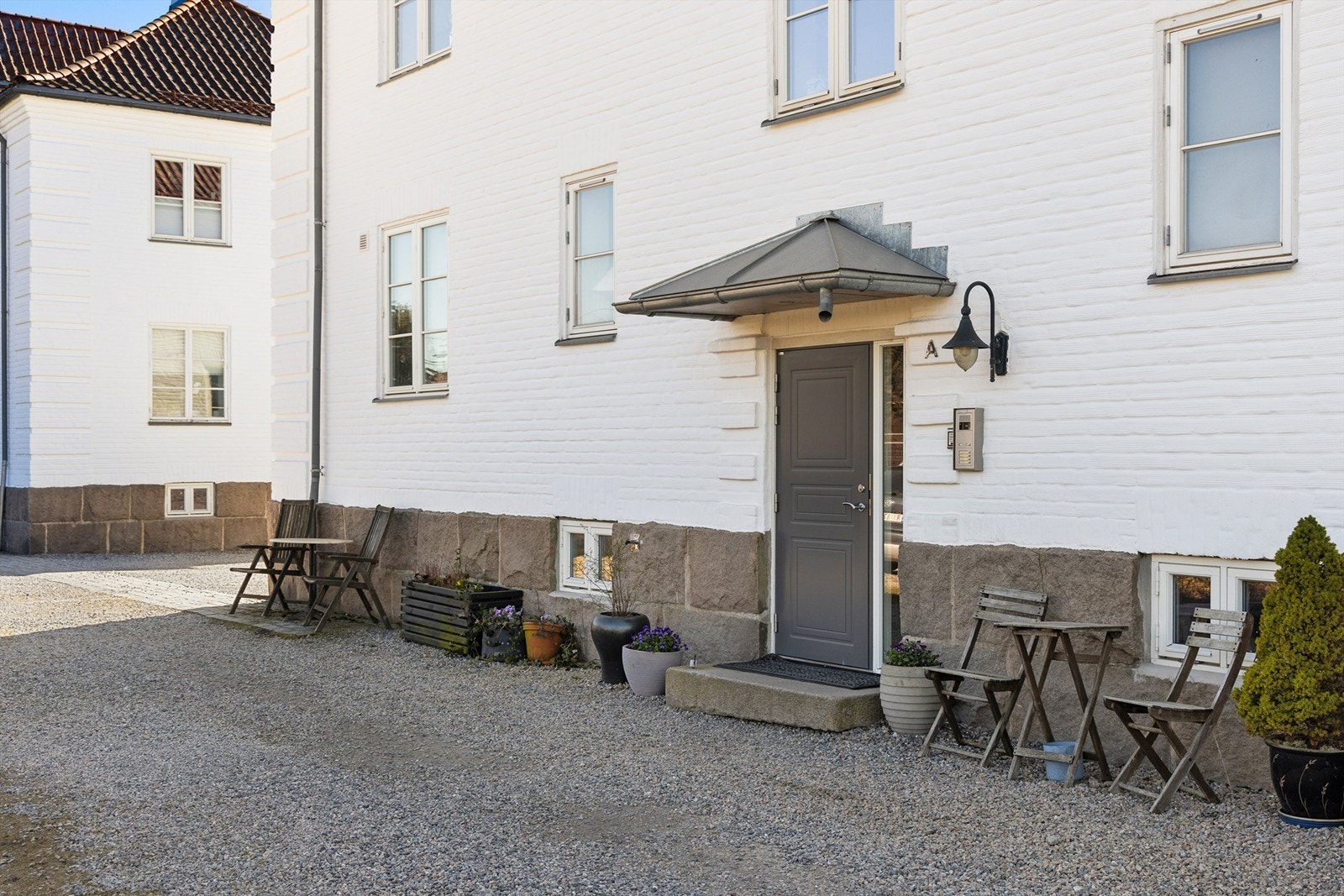Hovedinngangen har calling-anlegg som betjenes fra leilighetens entré. Oppgangen er nylig renovert og fasaden nylig malt. Galleribilde