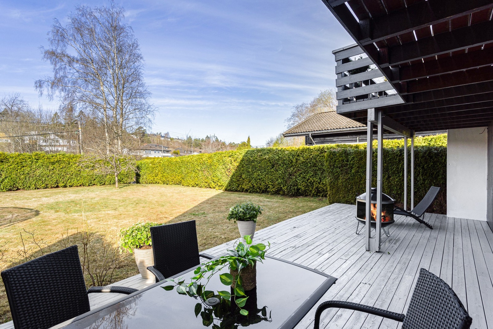 Stor og flat hage. Perfekt for lek og moro Galleribilde