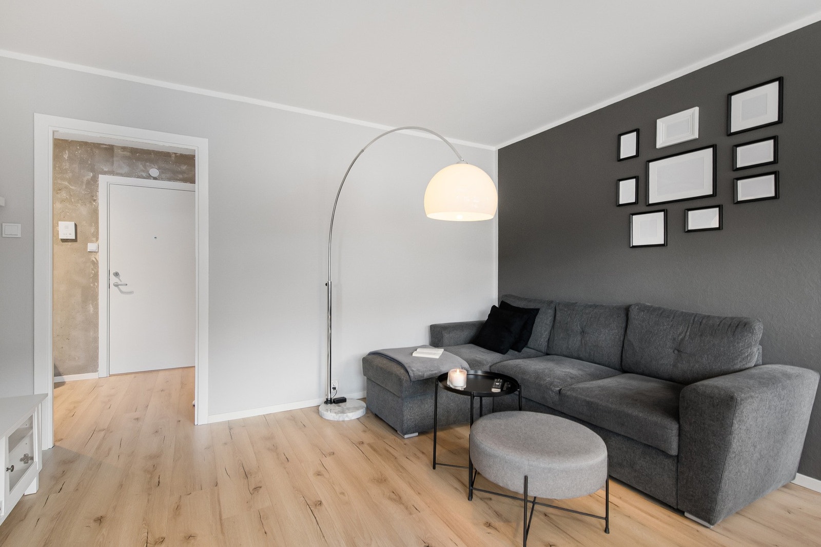 Store vindusflater slipper inn rikelig med dagslys og bidrar til en luftig romfølelse. Galleribilde