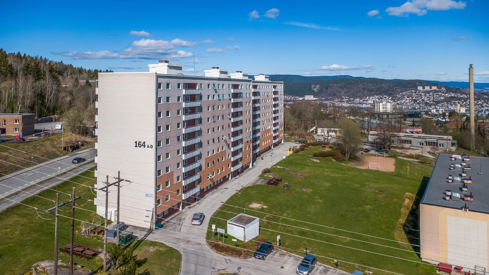 Når det gjelder kollektivtransport, ligger nærmeste bussholdeplass kun 2 minutters gange fra boligen, med avganger flere ganger i timen via linje 3, 3N og 37. Galleribilde