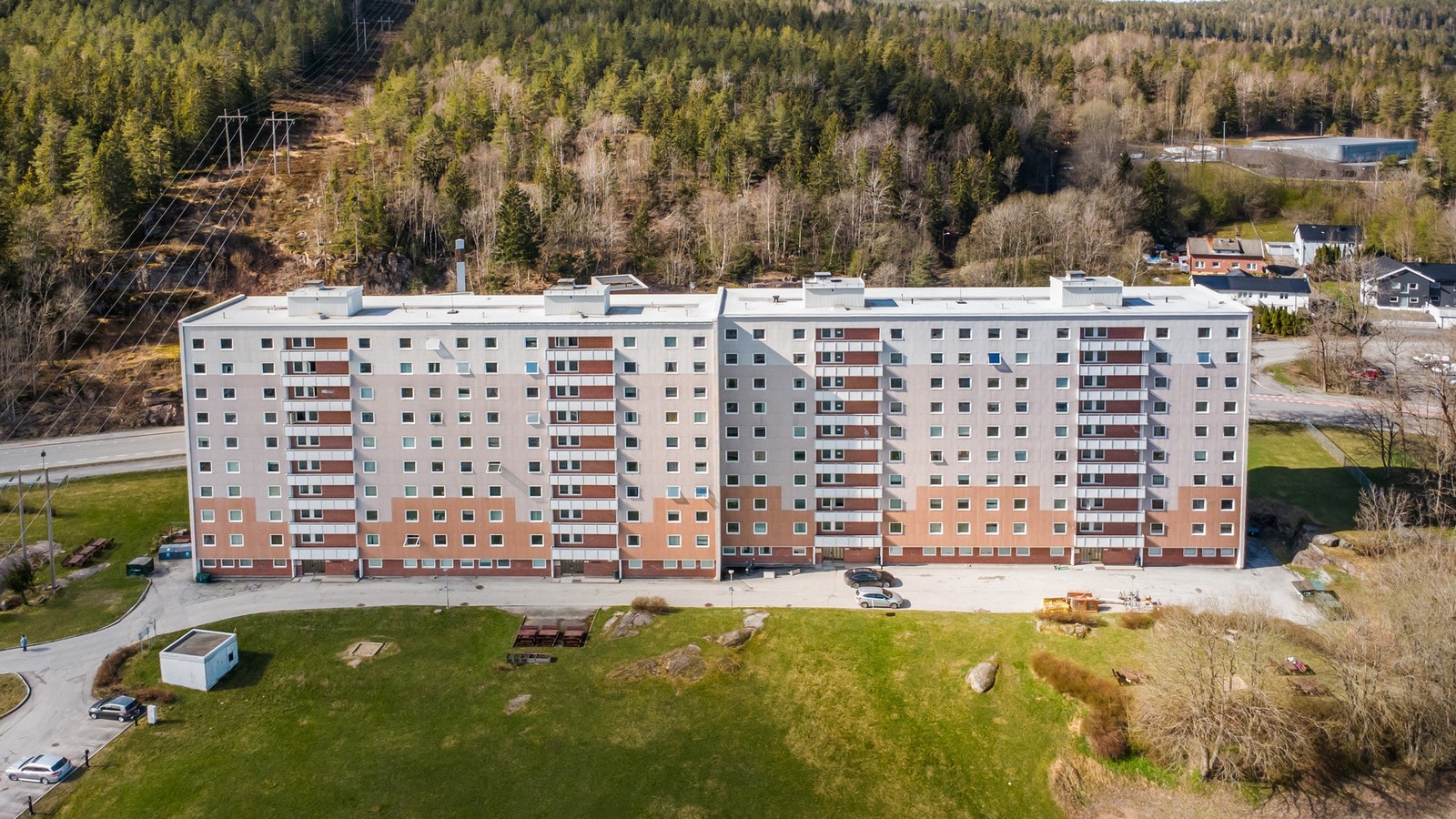 Dagligvarebutikker som Kiwi Austadveien og Coop Extra Austad er lett tilgjengelige, og for et større utvalg ligger både Strømsø senter og Gulskogen senter bare en kort kjøretur unna. Galleribilde