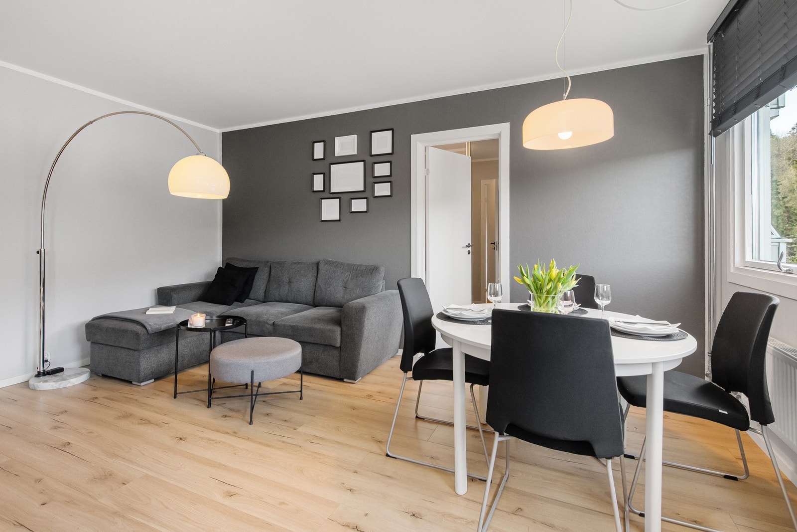 Stuen utgjør boligens naturlige samlingspunkt og har en planløsning som gir god plass til både sofagruppe, spisebord og TV-løsning. Galleribilde