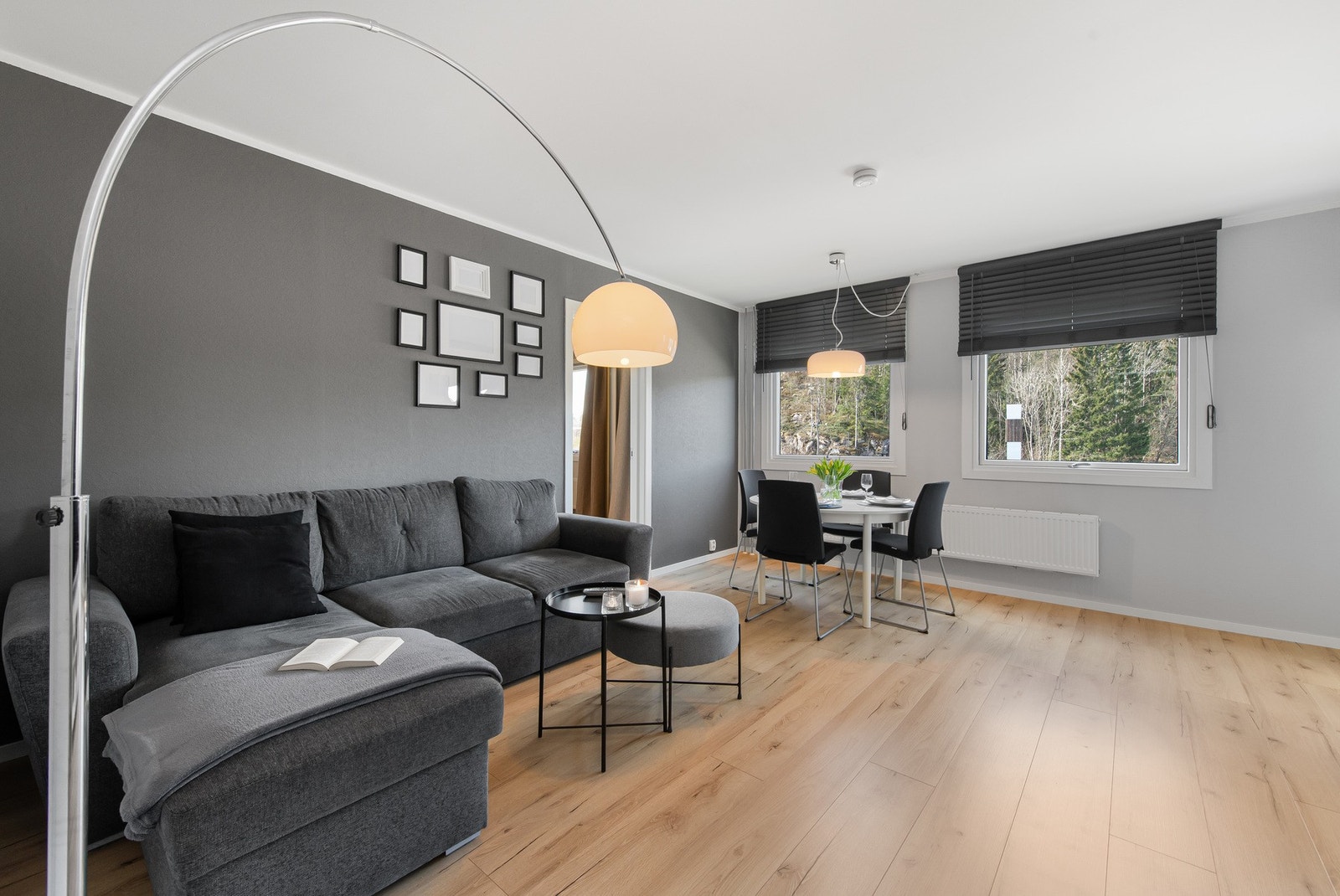 Fra stuen er det direkte adkomst til både kjøkken og soverom, noe som gir praktisk flyt mellom rommene. Galleribilde