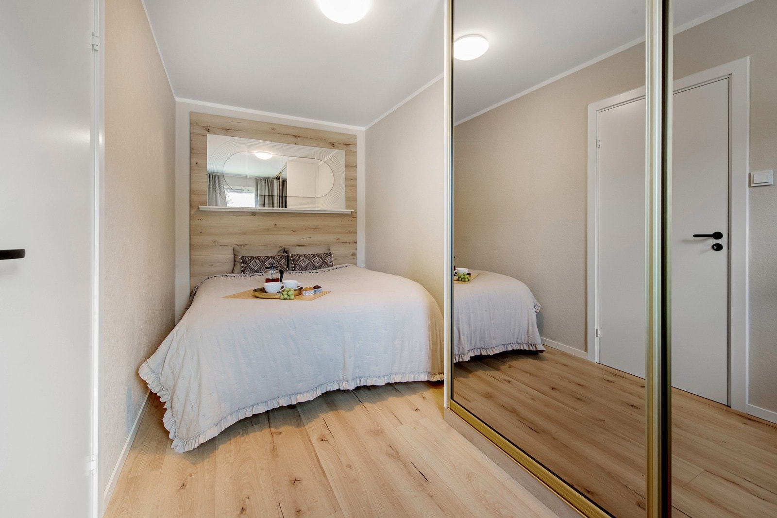 Soverommet har en rolig beliggenhet i tilknytning til stuen og rommer både dobbeltseng, nattbord og garderobeskap. Galleribilde