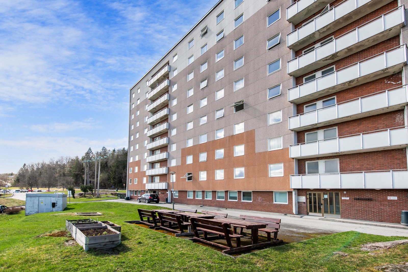 Leiligheten har sentral beliggenhet på Fjell, med gangavstand til dagligvare, kollektivtransport og flere servicetilbud. I området finner du også skoler, barnehager og tilbud som forenkler hverdagen. Galleribilde