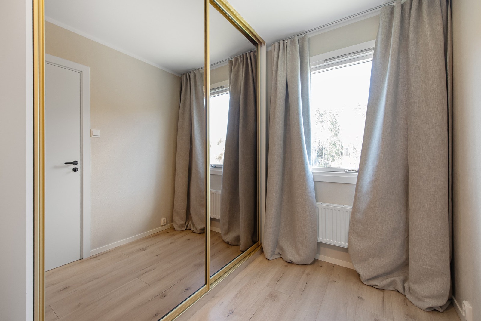 Den store skyvedørsgarderoben med speilfronter gir god oppbevaringsplass og en romslig følelse. Galleribilde