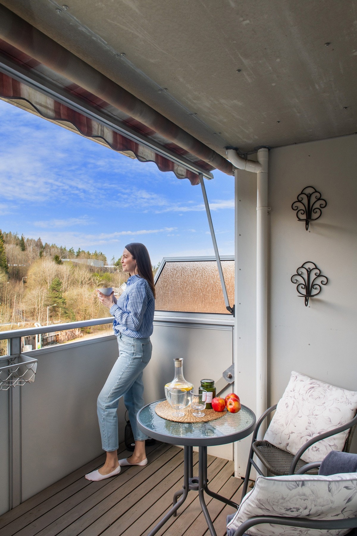 Uteplassen fungerer som en forlengelse av oppholdsrommet og passer godt til både morgenkaffen og rolige kvelder. Galleribilde