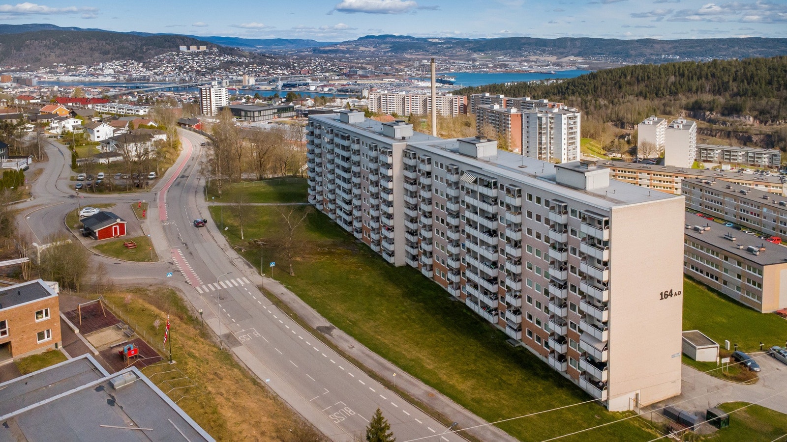 Det er kort vei til flere barnehager og skoler. Fjellhagen barnehage, Senterbarnehagen Fus og Fjell barnehage ligger alle innenfor én kilometers radius. Galleribilde