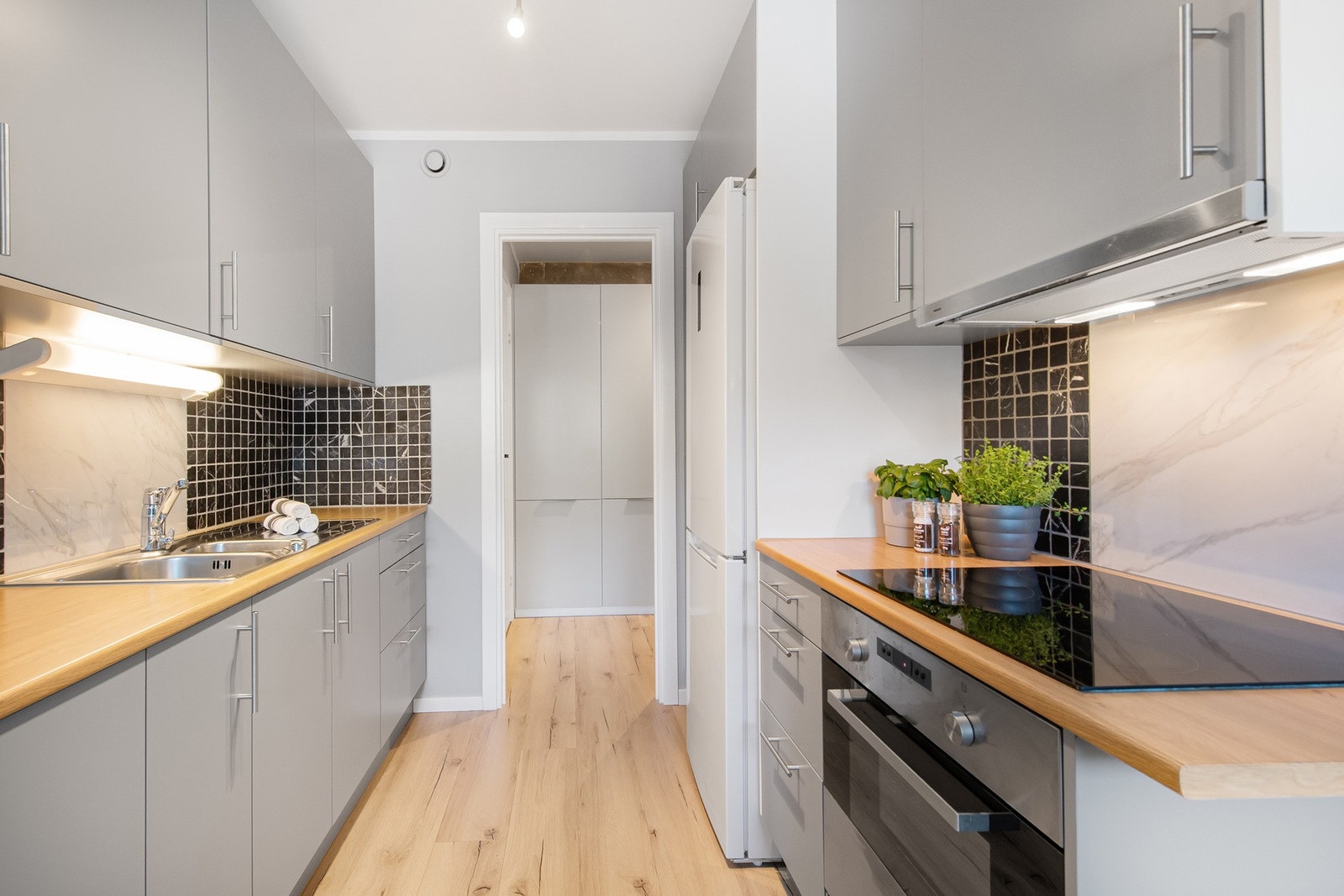 Kjøkkenet er gjennomgående, med adkomst fra både stue og entré, og har et vindu med utsyn mot balkongen som slipper inn naturlig lys. Galleribilde