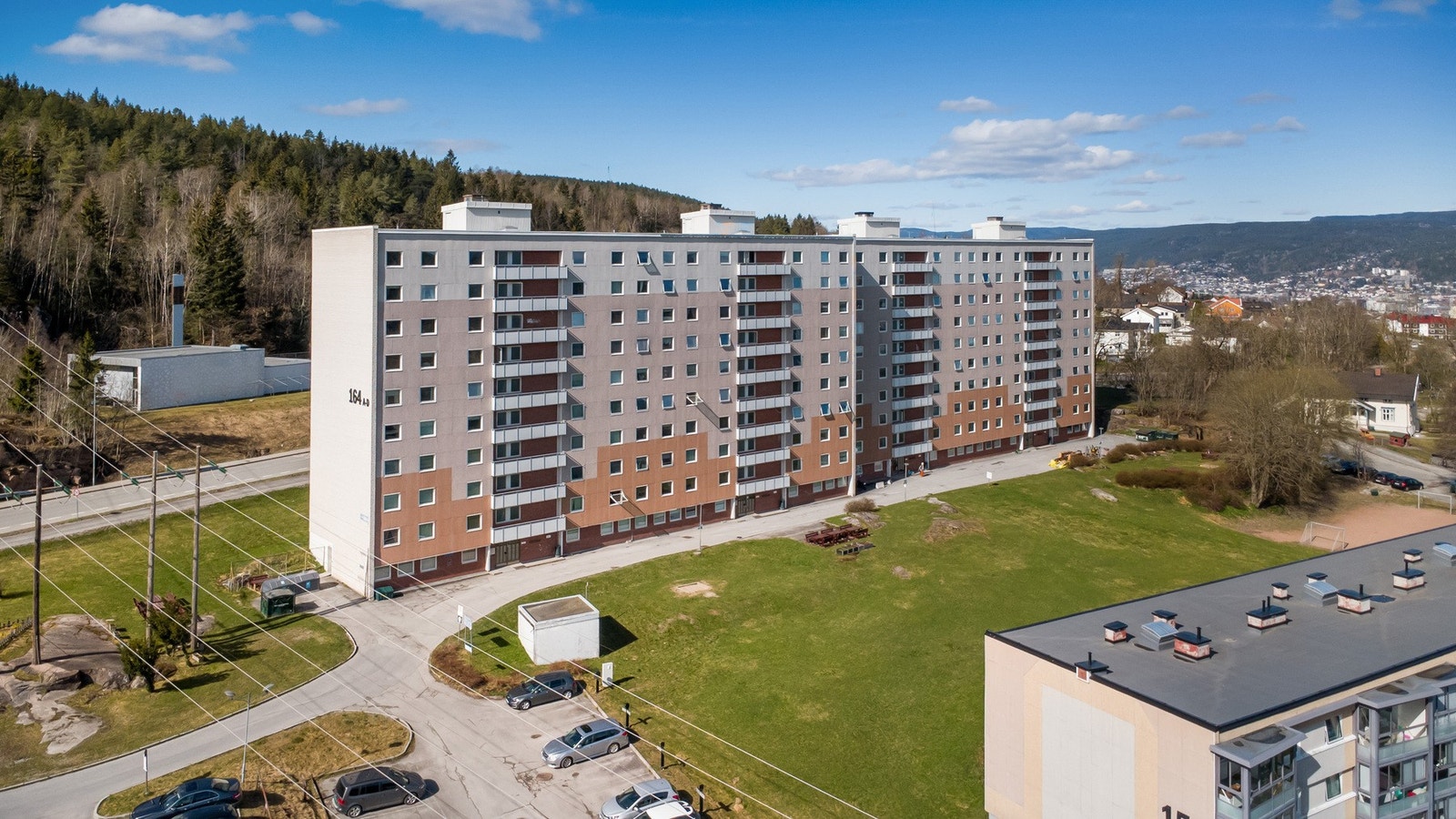 Leiligheten ligger sentralt plassert på Fjell i Drammen - et etablert boligområde med godt bomiljø og nærhet til det meste. Området er populært blant både unge voksne, studenter og førstegangskjøpere som ønsker å bo bynært, men samtidig ha tilgang til grø Galleribilde