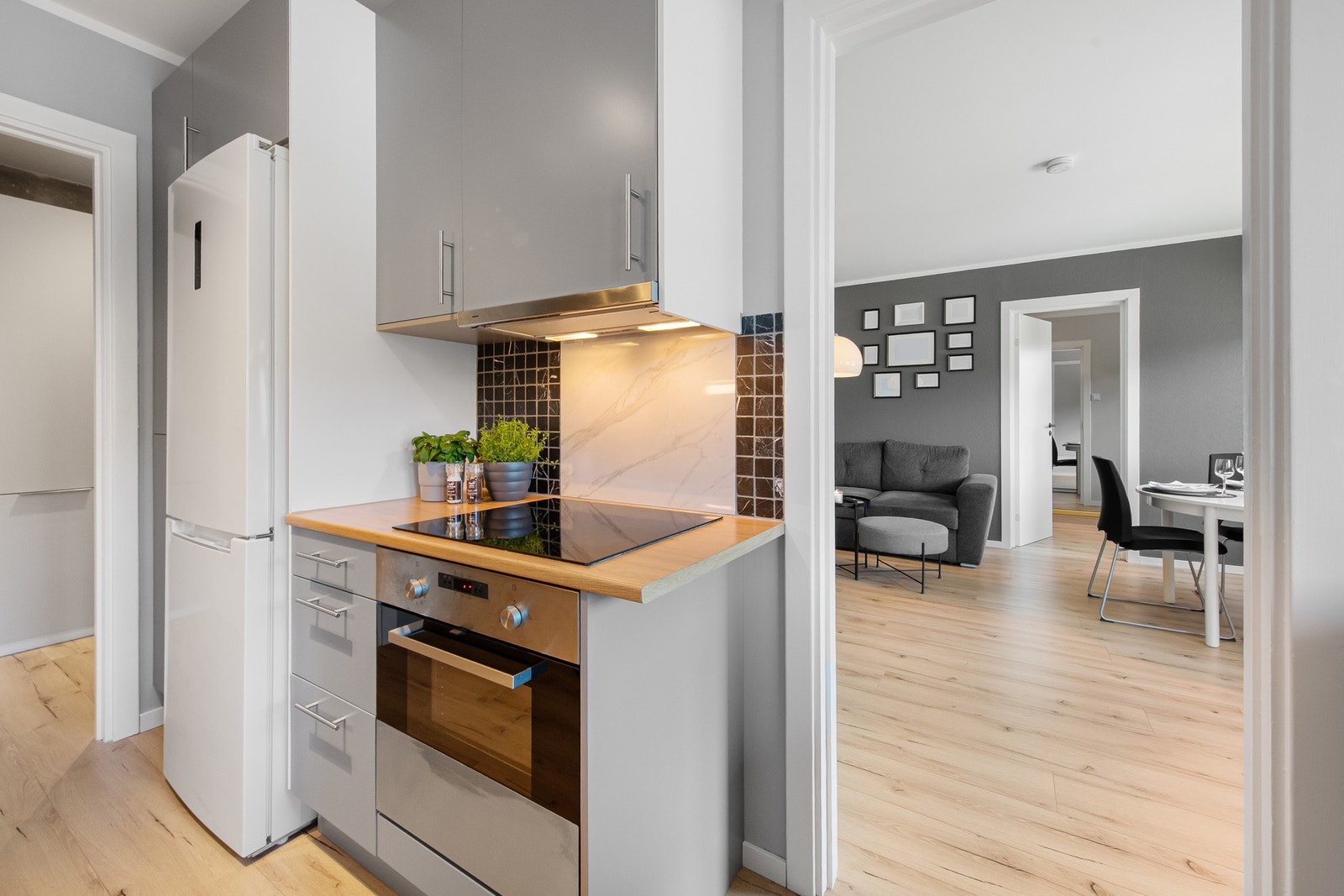 Kjøkkenet ble oppgradert i 2024 og fremstår som moderne og praktisk. Galleribilde