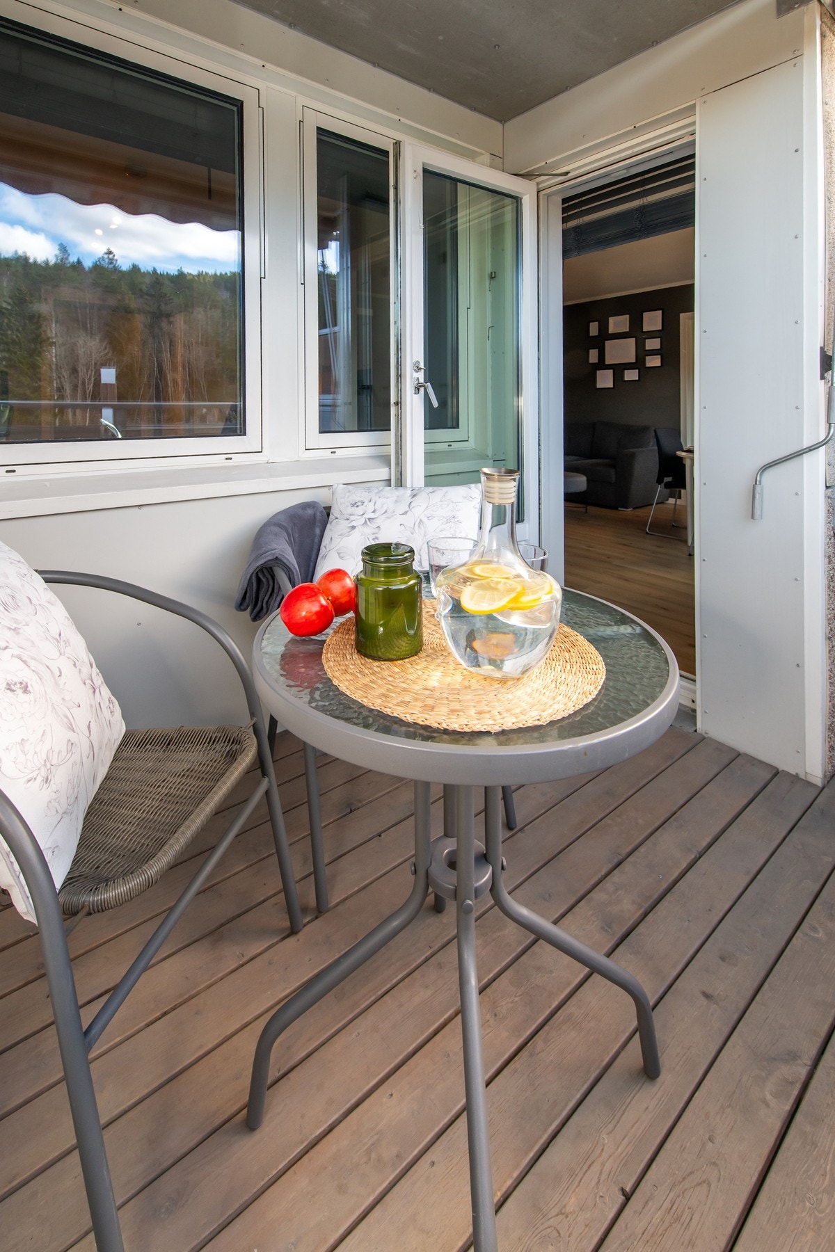 Her er det plass til lite bord, stoler og noe beplantning - et hyggelig sted å trekke seg tilbake når været tillater det. Galleribilde