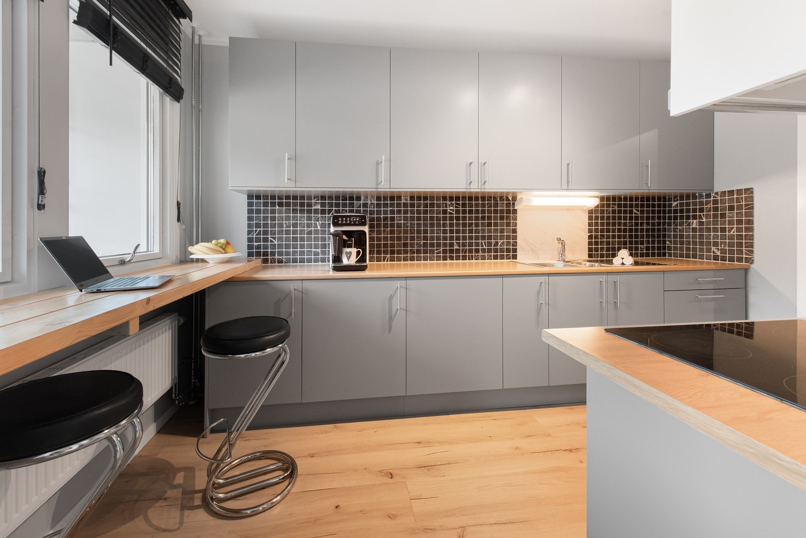 Innredningen har glatte grå fronter og lyse benkeplater som gir et rent og tidløst uttrykk. Galleribilde