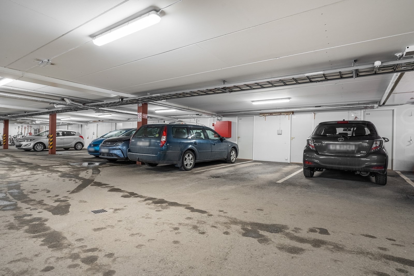 Fast garasjeplass uten bærestolper.
Direkte tilgang til bod. Galleribilde