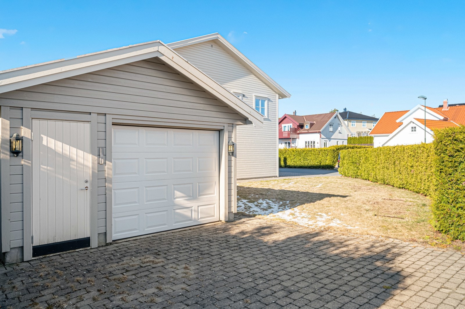Det er gode parkeringsmuligheter i egen gårdsplass og garasje. Galleribilde