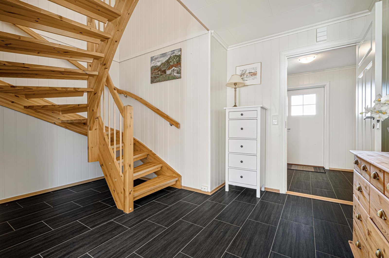 Stor og bred trapp opp til 2 etasje. Mulig med lagring/kontorpult under trappen. Galleribilde