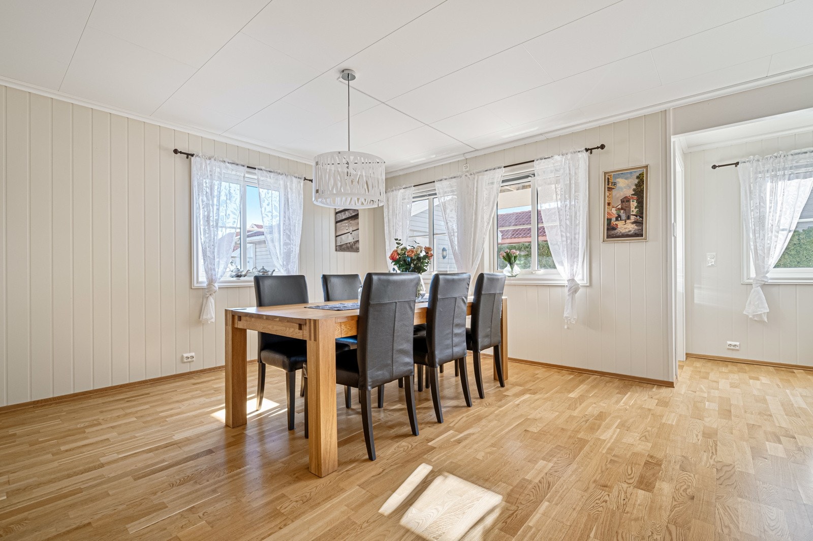 Her er det god plass til spisestue og sittegrupper. Galleribilde