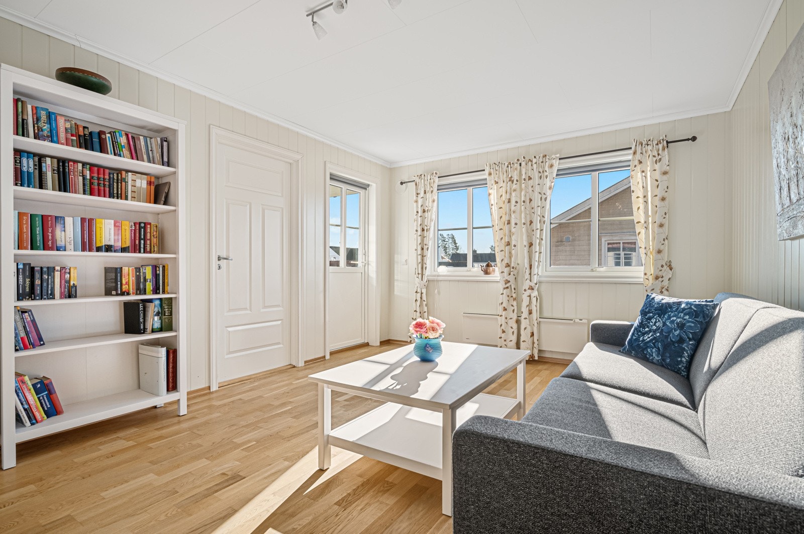 Stue som egner seg utmerket som lekeområde for barna eller som et sted hvor ungdommen kan trekke seg tilbake. Galleribilde