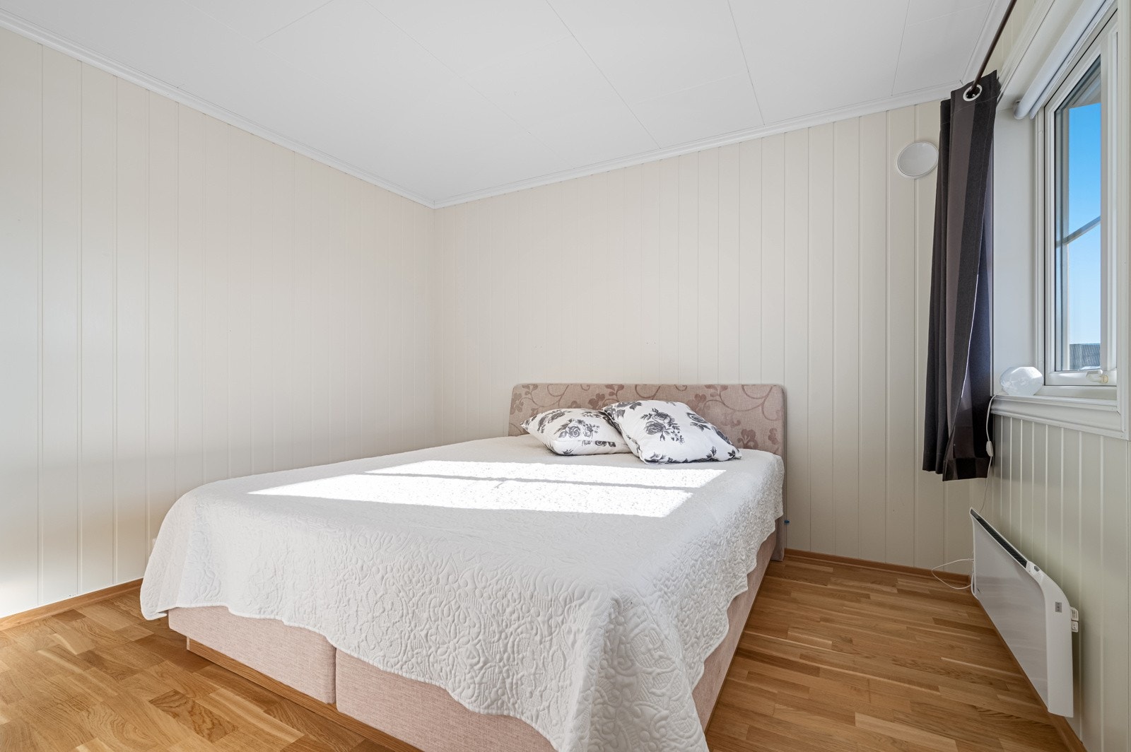 Hovedsoverom med god plass til dobbeltseng. Det er også garderobeskap på soverommet. Galleribilde