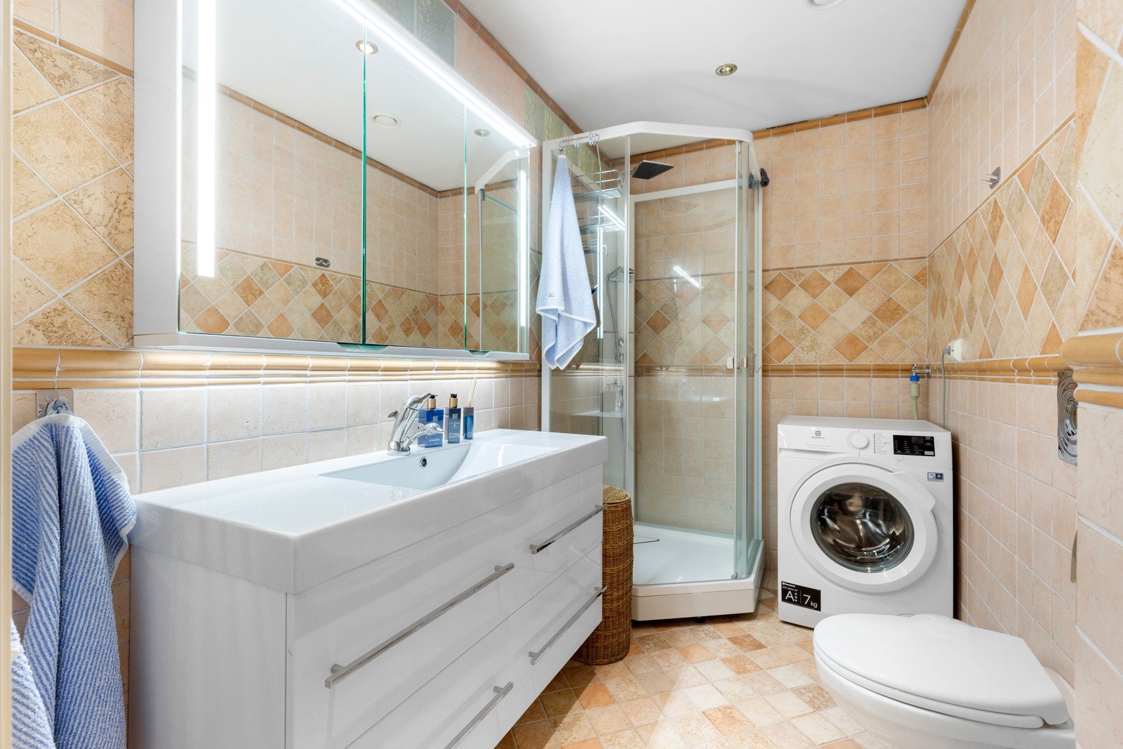 Ny Baderomsinnredning ,nytt dusjkabinett og ny vaskemaskin som følger med. Galleribilde