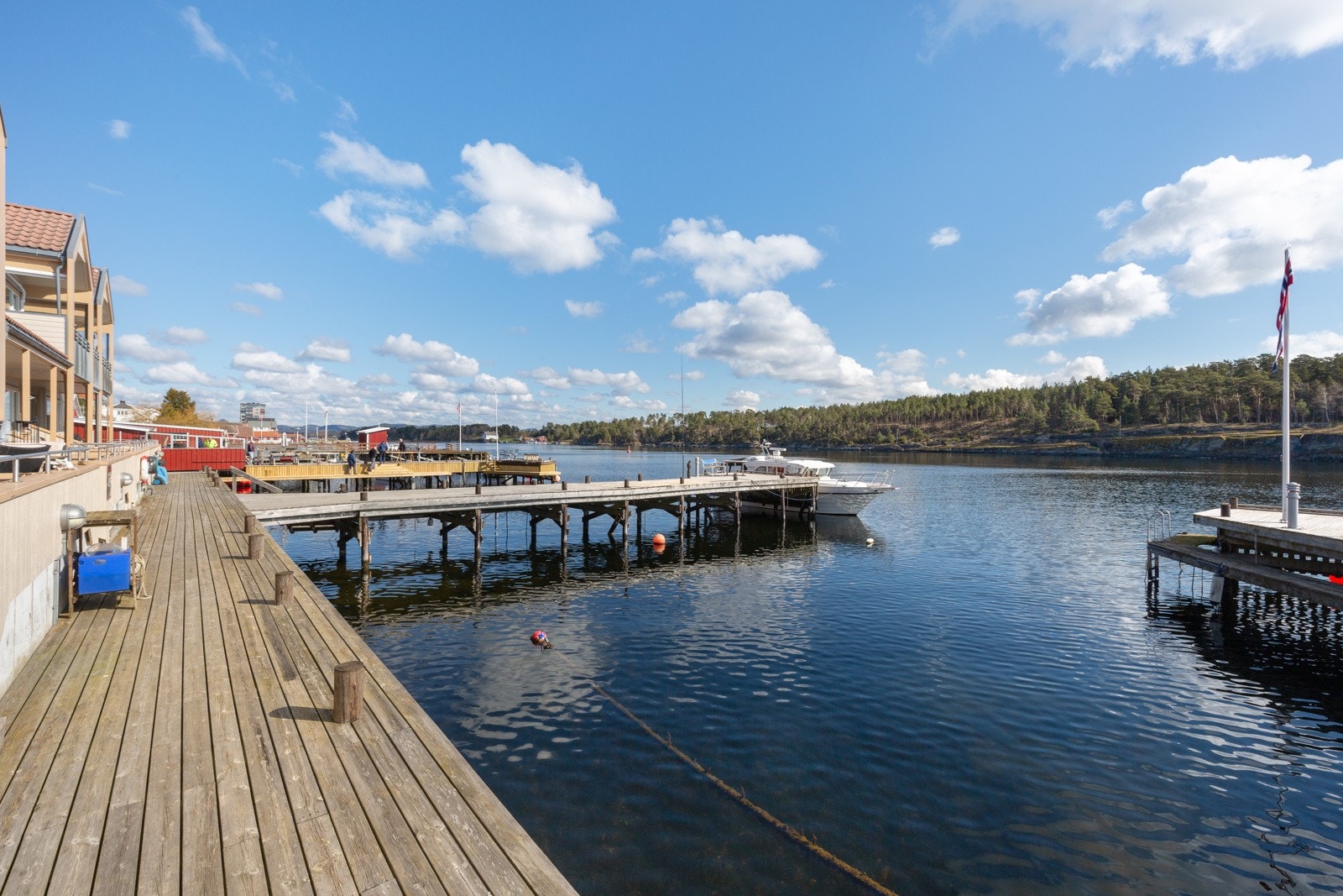 Brygga hvor en har egen båtplass, er også solid og smakfullt bygget opp og innehar både badetrapp og sittegrupper til bruk for Vaterland brygge sine beboere Galleribilde