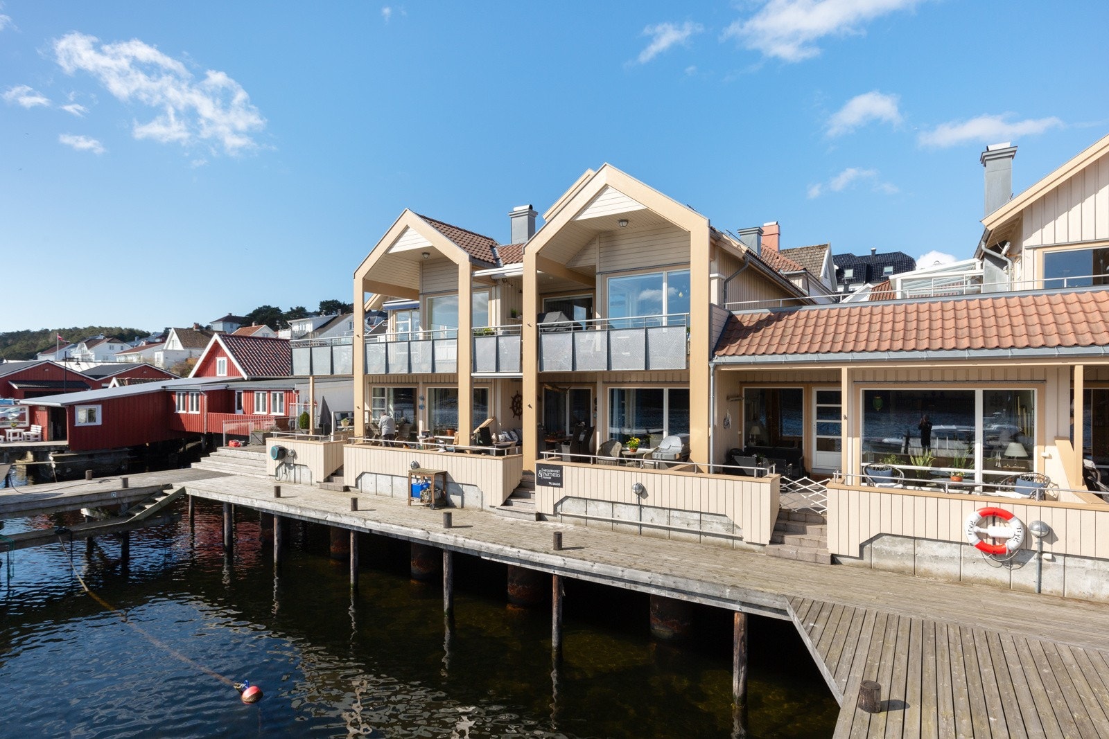 Terrassen med utgang fra stuen er overbygget og skjermet med adgang direkte ut på brygga, samt egen båtplass Galleribilde