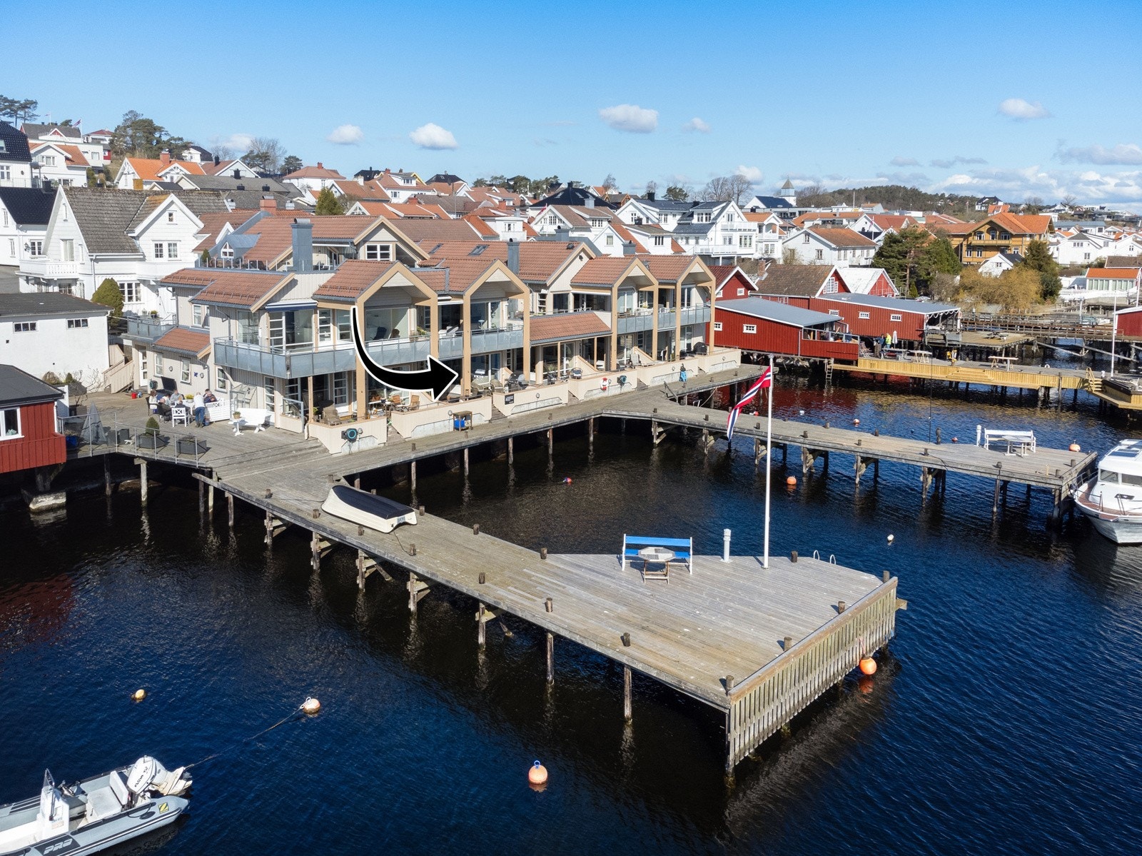 Nydelig leilighet i vannkanten med brygge & båtplass - panorama sjø- og havutsikt - "hus & hytte" i ett Galleribilde