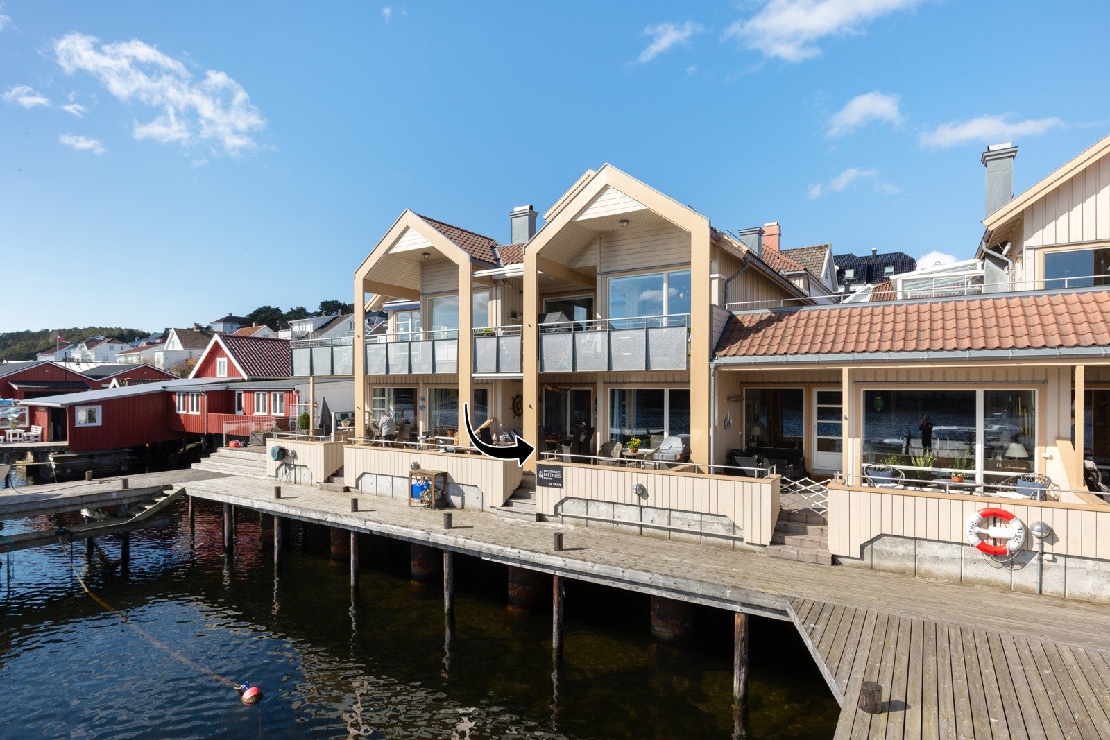 Her bor en i rolige omgivelser, men allikevel i umiddelbar nærhet til alt hva en koselig sørlandsby kan tilby. Galleribilde