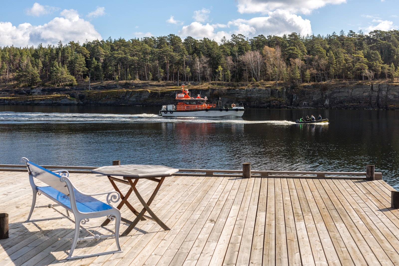 Nydelig sjøutsikt hvor du kan følge med på alt fra stedets fiskebåter, som skal levere dagens fangst på salgslaget og båtfolket. Galleribilde