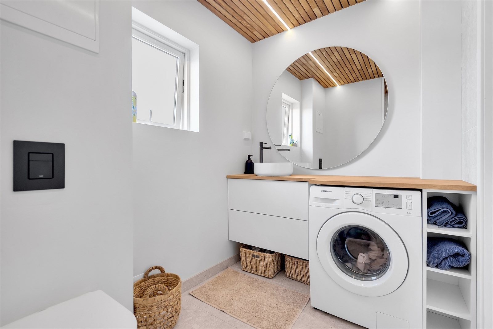 Pent bad med gulvvarme. Badet er innredet med fliser med varme, fliser på vegg og spiler i taket. Galleribilde