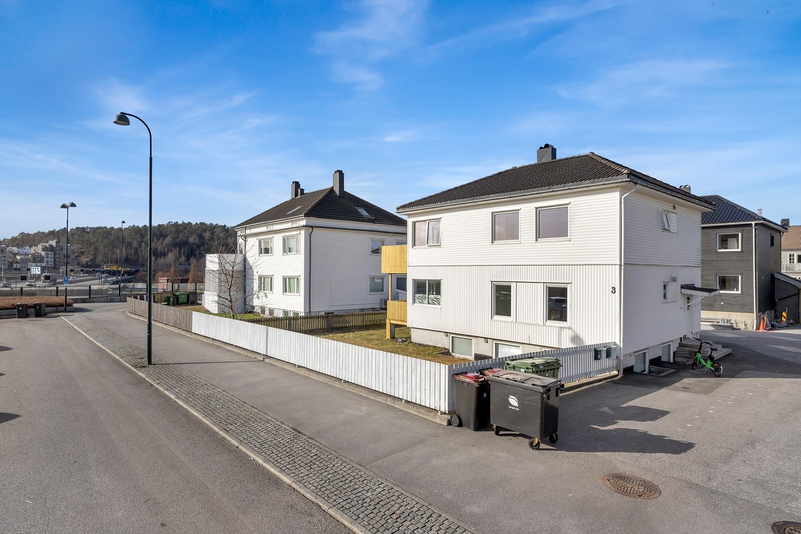 Leiligheten går over hele 2.etasje i et meget attraktiv område midt mellom UIA og Sentrum. Galleribilde