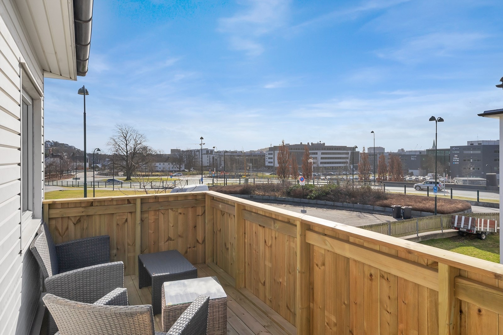 Fra stuen er det utgang til solrik veranda med plass til utemøbler og grill. Galleribilde