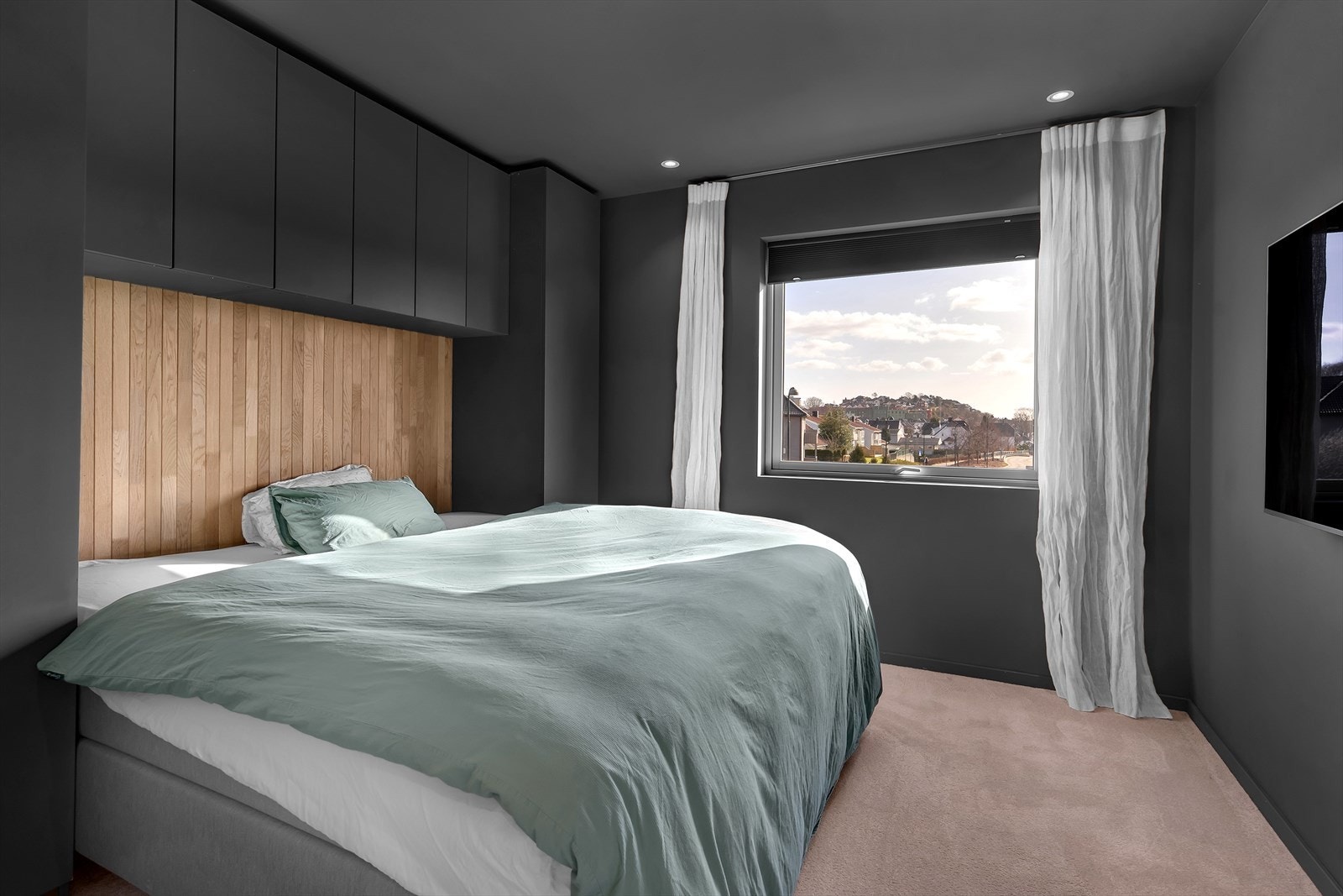 Hovedsoverom med god plass til dobbeltseng, nattbord etc. Galleribilde
