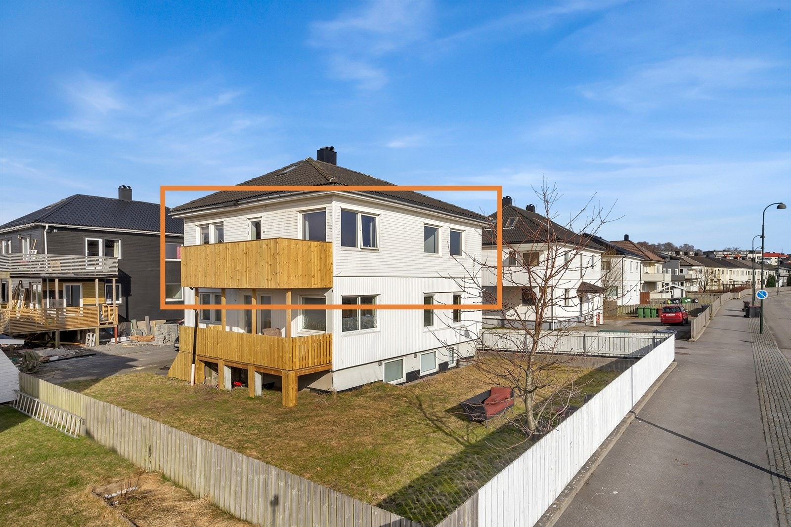 Leiligheten går over hele 2.etasje i et meget attraktiv område midt mellom UIA og Sentrum. Galleribilde