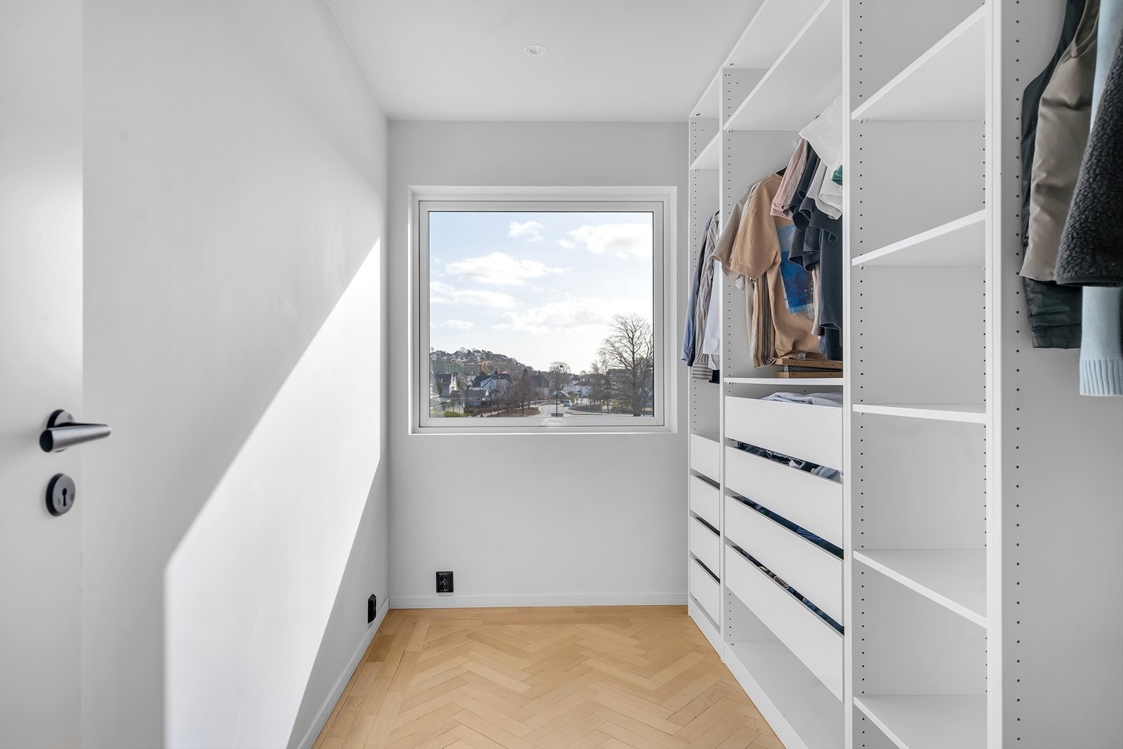 Soverom 3 er av dagens eier brukt som walk-in closet. Galleribilde