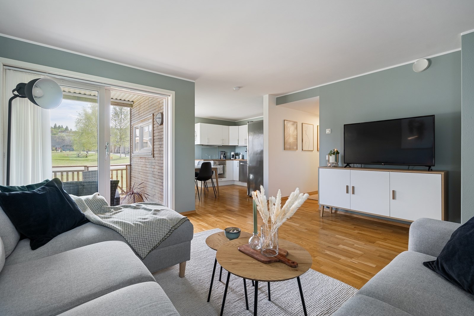 Leiligheten er fra 2008 og har en fin beliggenhet med markterrasse og direkte tilgang til store fellesareal. Galleribilde