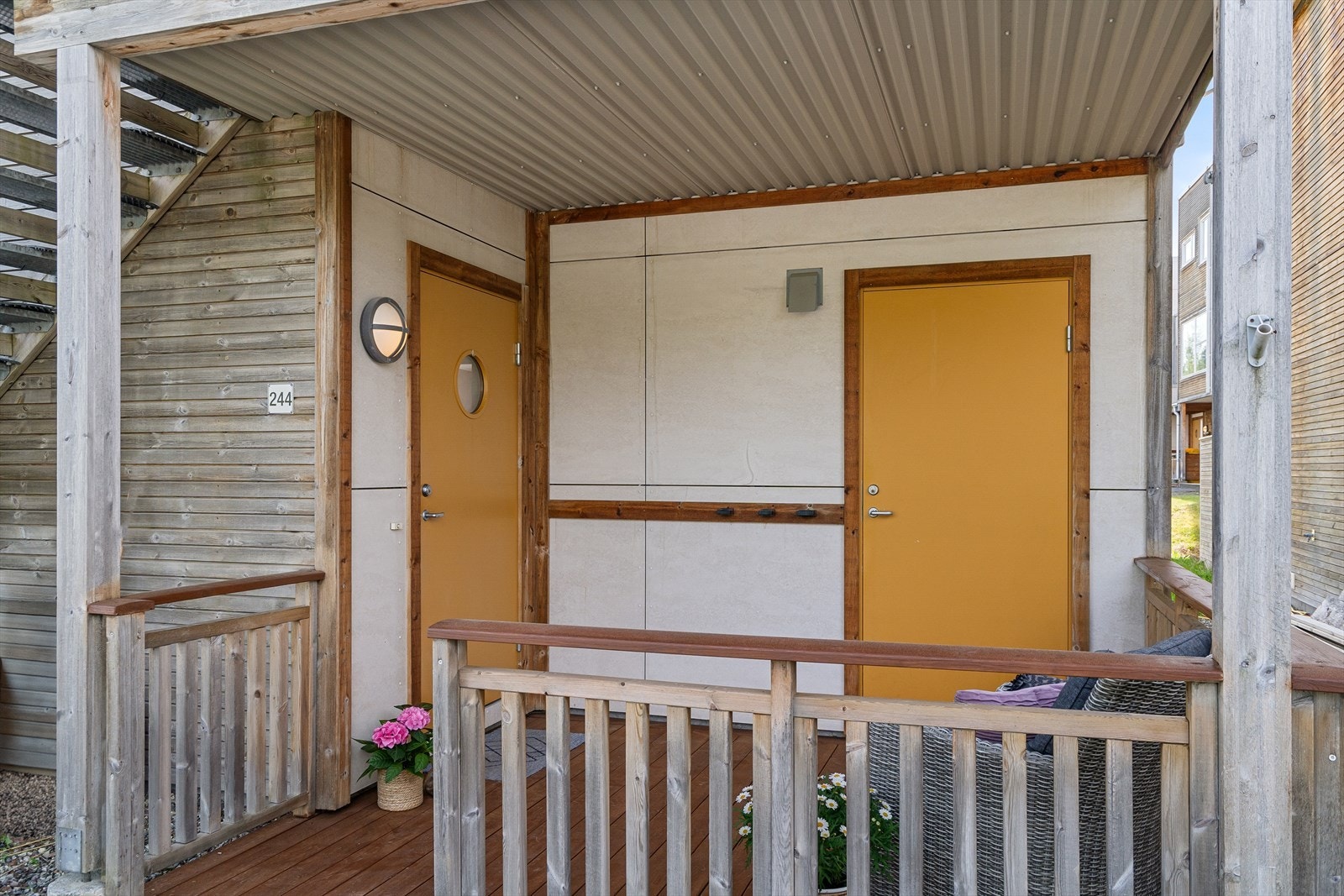 Boligen har en landlig og barnevennlig beliggenhet med Brekkåsen barneskole ca. 30m i fra, som er en skole fra 1-7 klasse og den ble etablert i 2006 Galleribilde