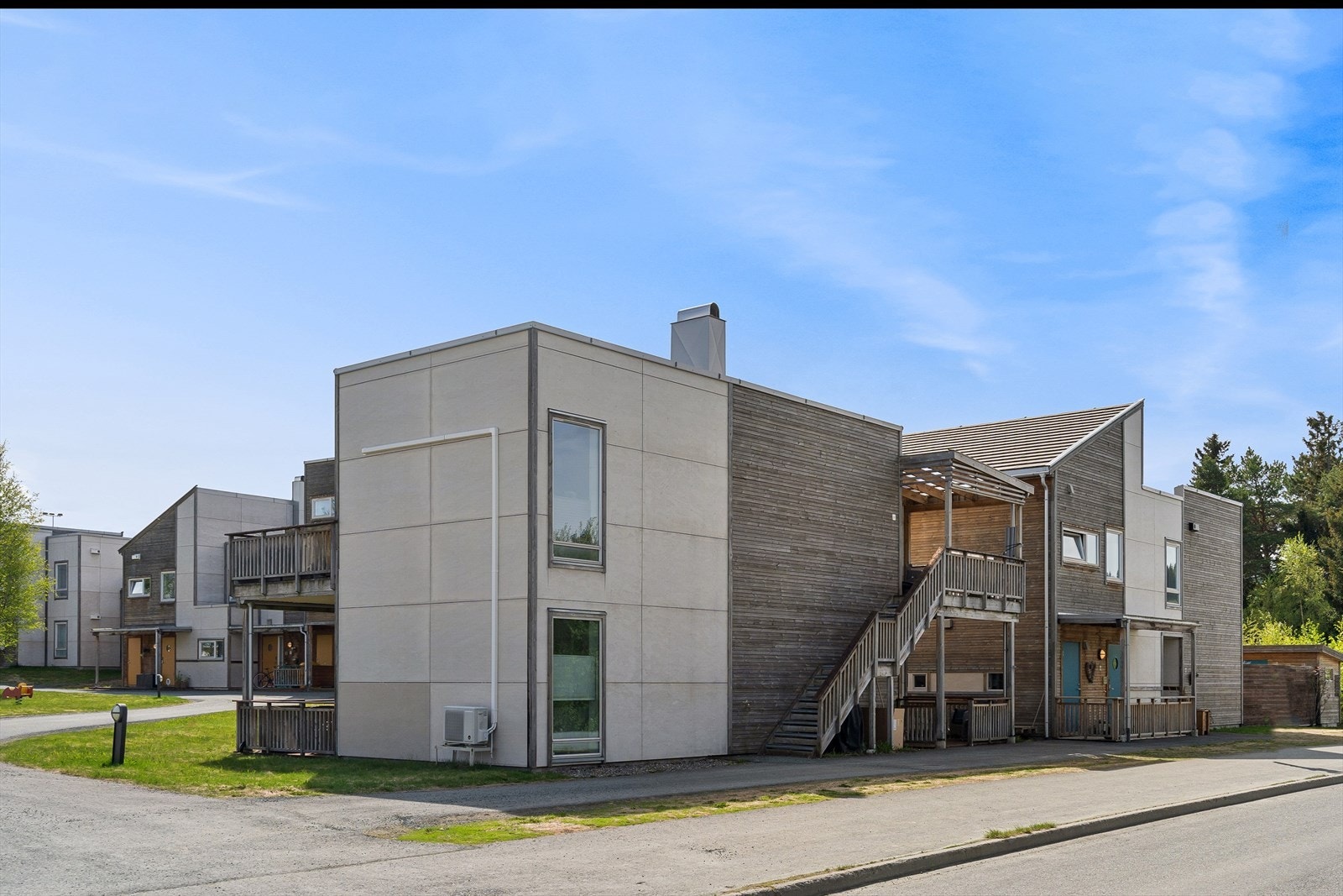 Leiligheten ligger med nærhet til blant annet marka med flotte turområder både sommer og vinter, idrettsanlegg, Brekkåsen skole, flere barnehager og kollektivtransport Galleribilde