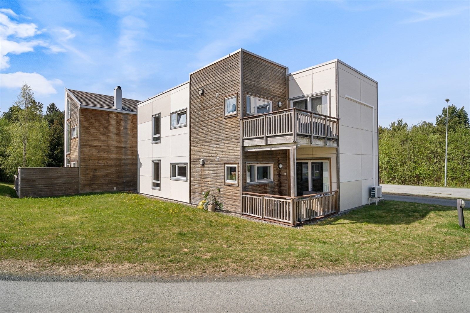 Parkering i felles parkeringskjeller og rikelig med gjesteparkering Galleribilde