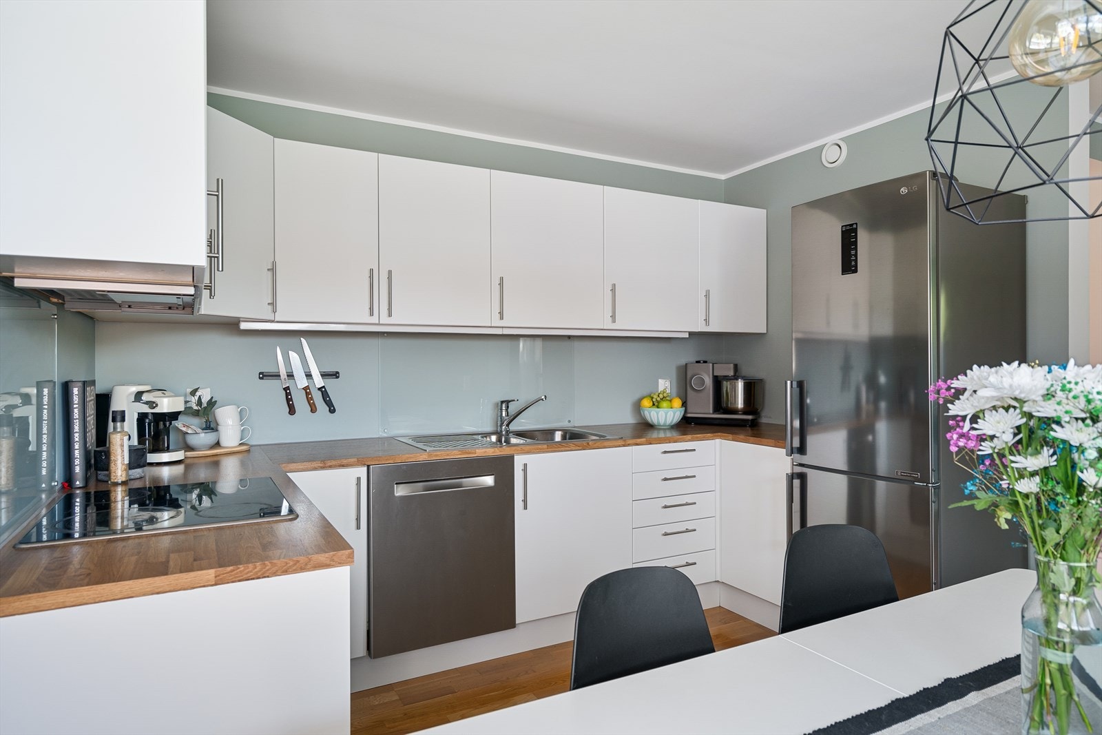 Lyst og flott kjøkken med rikelig med skap og benkeplass Galleribilde